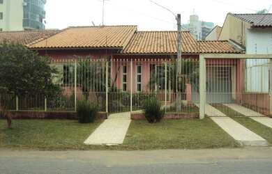 Imagem: A casa possui 3 Dormitórios, 3 Banheiros, 2 Vagas na garagem