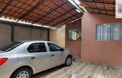 Imagem: A casa possui 3 Dormitórios, 1 Banheiro, 2 Vagas na garagem