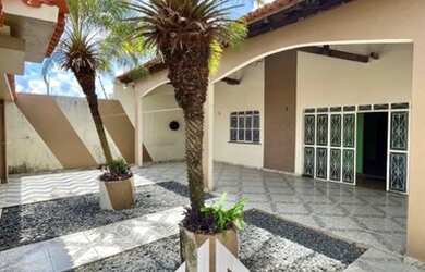 Imagem: A casa possui 3 Dormitórios, 4 Banheiros, 5 Vagas na garagem