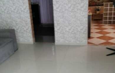 Imagem: A casa possui 4 Dormitórios, 3 Banheiros, 2 Vagas na garagem