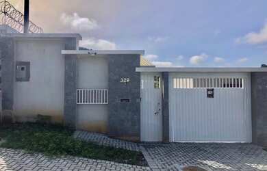 Imagem: A casa possui 2 Dormitórios, 3 Banheiros, 4 Vagas na garagem