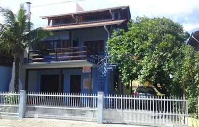 Imagem: A casa possui 4 Dormitórios e 4 Vagas na garagem e está localizado