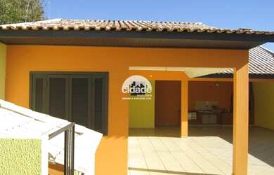 Imagem: A casa possui 2 Dormitórios, 2 Banheiros, 5 Vagas na garagem