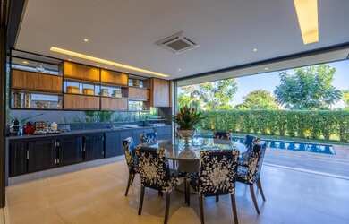 Imagem: A casa em condomínio possui 4 Dormitórios, 5 Banheiros, 4