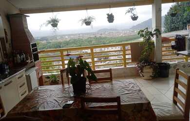 Imagem 2: Vende-se casa Guarujá. Churrasqueira, Varanda, 3 Vagas na garageme5 Dormitórios