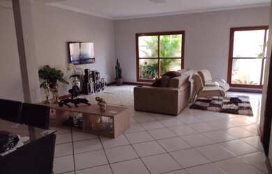 Imagem: A casa possui 4 Dormitórios, 2 Banheiros, 2 Vagas na garagem