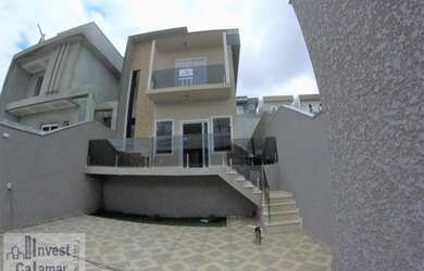 Imagem: A casa possui 3 Dormitórios, 2 Banheiros, 2 Vagas na garagem