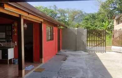 Imagem: A casa possui 2 Dormitórios, 3 Vagas na garagem e está localizado