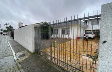 Imagem: A casa possui 3 Dormitórios, 3 Banheiros, 3 Vagas na garagem