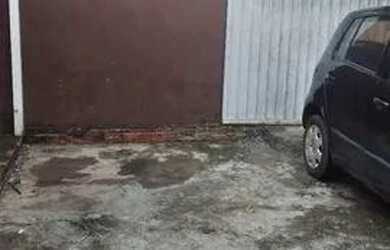 Imagem: A casa possui 3 Dormitórios, 2 Banheiros, 2 Vagas na garagem