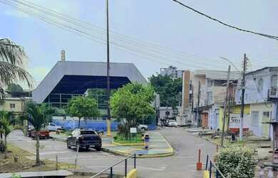 Imagem: A casa possui 5 Dormitórios, 385m² de Área e está localizado