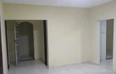 Imagem: A casa possui 3 Dormitórios, 2 Banheiros, 2 Vagas na garagem