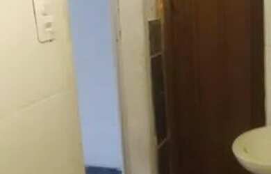 Imagem: A casa em condomínio possui 1 Dormitório e 1 Banheiro e está