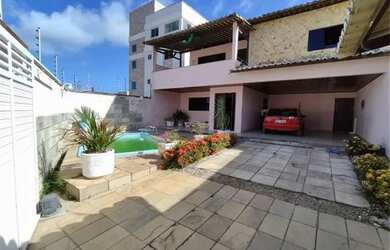 Imagem: A casa possui 5 Dormitórios, 4 Banheiros, 5 Vagas na garagem