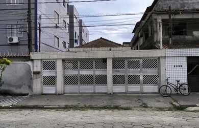 Imagem: A casa possui 4 Dormitórios, 3 Banheiros, 4 Vagas na garagem