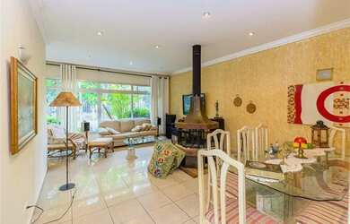 Imagem: A casa possui 3 Dormitórios, 5 Banheiros, 4 Vagas na garagem