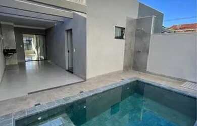 Imagem: A casa possui 3 Dormitórios, 1 Banheiro, 1 Vaga na garagem