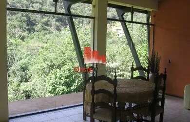 Imagem: A casa em condomínio possui 4 Dormitórios, 3 Banheiros, 4