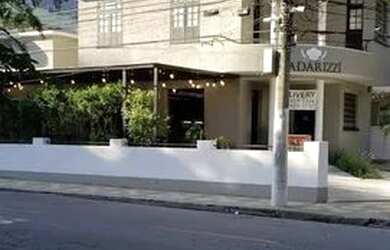 Imagem: A casa possui 4 Dormitórios, 1 Banheiro, 2 Vagas na garagem