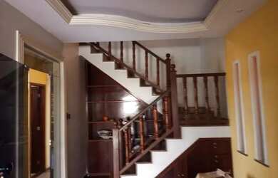 Imagem: A casa possui 4 Dormitórios, 2 Banheiros, 1 Vaga na garagem