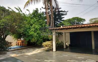 Imagem: A casa possui 3 Dormitórios, 2 Banheiros, 5 Vagas na garagem