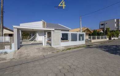 Imagem: A casa possui 3 Dormitórios, 2 Banheiros, 1 Vaga na garagem