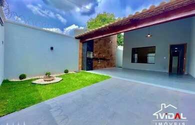 Imagem: A casa possui 3 Dormitórios, 2 Banheiros, 2 Vagas na garagem