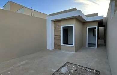 Imagem: A casa possui 3 Dormitórios, 1 Banheiro, 1 Vaga na garagem