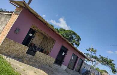 Imagem: A casa possui 3 Dormitórios, 2 Banheiros, 5 Vagas na garagem