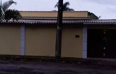 Imagem: A casa possui 3 Dormitórios, 3 Banheiros, 4 Vagas na garagem