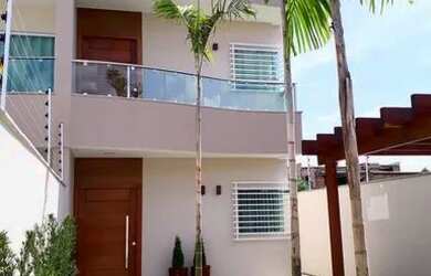 Imagem: A casa possui 3 Dormitórios, 3 Banheiros, 2 Vagas na garagem