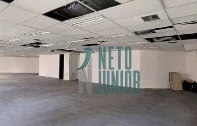 Imagem: O depósito possui 5 Vagas na garagem e 596m² de Área e está