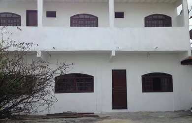 Imagem: A casa possui 3 Dormitórios, 1 Banheiro, 2 Vagas na garagem