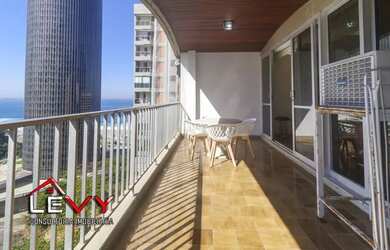 Imagem: O apartamento possui 4 Dormitórios, 4 Banheiros, 2 Vagas na