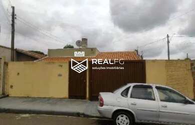 Imagem: A casa possui 2 Dormitórios, 1 Banheiro, 1 Vaga na garagem