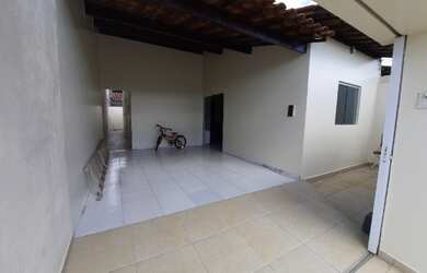 Imagem: A casa possui 3 Dormitórios, 2 Banheiros, 1 Vaga na garagem