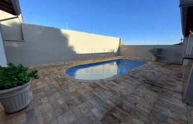 Imagem: A casa possui 3 Dormitórios, 4 Banheiros, 2 Vagas na garagem