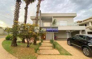 Imagem: A casa possui 4 Dormitórios, 5 Banheiros, 4 Vagas na garagem