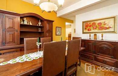 Imagem: A casa possui 4 Dormitórios, 3 Banheiros, 2 Vagas na garagem