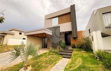 Imagem: A casa em condomínio possui 3 Dormitórios, 1 Banheiro, 4 Vagas