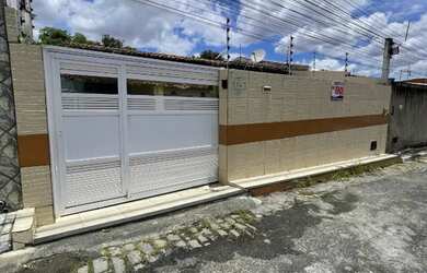 Imagem: A casa possui 2 Dormitórios, 3 Banheiros, 2 Vagas na garagem