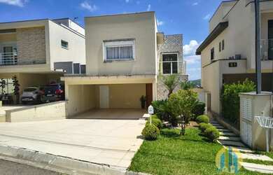 Imagem: A casa possui 4 Dormitórios, 1 Banheiro, 4 Vagas na garagem