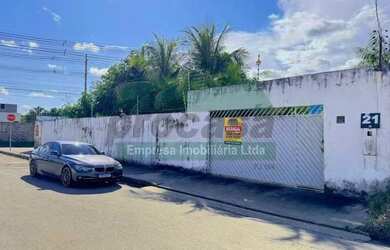 Imagem: A casa possui 4 Dormitórios, 1 Banheiro, 2 Vagas na garagem