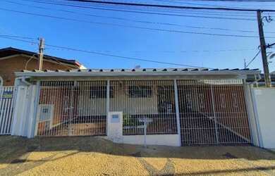 Imagem: A casa possui 4 Dormitórios, 2 Banheiros, 3 Vagas na garagem