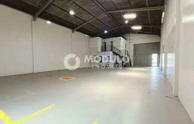 Imagem: O depósito possui 3 Vagas na garagem, 330m² de Área e está