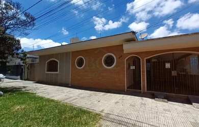 Imagem: A casa possui 1 Dormitório, 1 Banheiro, 1 Vaga na garagem