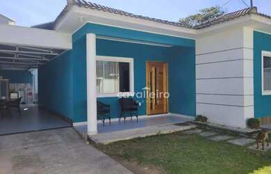 Imagem: A casa possui 3 Dormitórios, 2 Banheiros, 2 Vagas na garagem