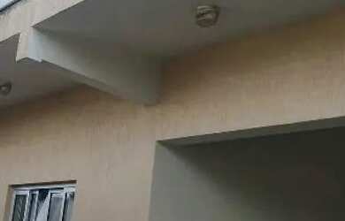 Imagem: A casa possui 3 Dormitórios, 4 Banheiros, 2 Vagas na garagem