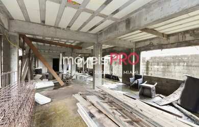 Imagem: O depósito possui 5 Vagas na garagem, 343m² de Área e está