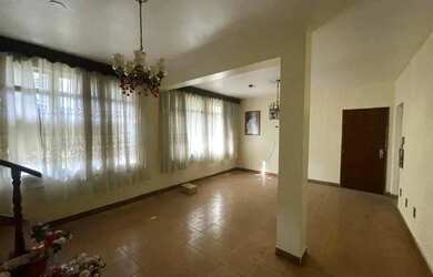 Imagem: O depósito possui 3 Vagas na garagem, 550m² de Área e está